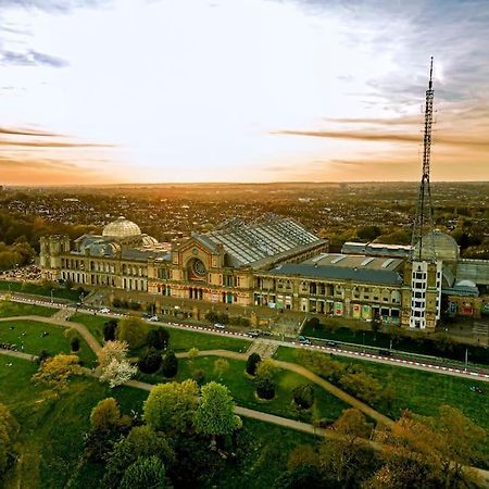 Entire Apartment Alexandra Palace, Лондон Экстерьер фото